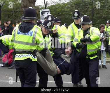 Un manifestant contre la guerre a été traîné par la police à l'extérieur du quartier général conjoint permanent des Forces armées britanniques à Northwood, dans le nord-ouest de Londres, lors d'une manifestation assise. Banque D'Images