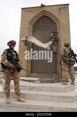 Le 1er Bataillon C Company parachute Regiment et les troupes des États-Unis sécurisent la ville d'AD Adyr au nord de Bassora, dans le sud de l'Irak. Banque D'Images