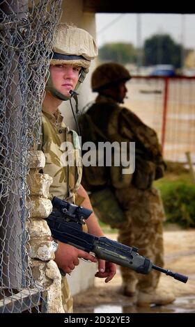 Le 1er Bataillon C Company parachute Regiment et les troupes des États-Unis sécurisent la ville d'AD Adyr au nord de Bassora, dans le sud de l'Irak. Banque D'Images