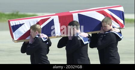 Le cercueil du lieutenant Andrew Wilson, de la Royal Navy du 849 Escadron, qui est décédé le 22 mars, lorsque deux hélicoptères Airborne Early Warning Mk 7 de la Royal Navy Sea King ont percuté le nord du golfe Arabo-Persique, est transporté à bord d'un Boeing C-17 à la RAF Brize Norton. * ... Pour observer le transfert lent des 11 cercueils de l'avion, des parents, des commandants de service, le ministre des forces armées Adam Ingram et le duc de Gloucester étaient présents. Banque D'Images