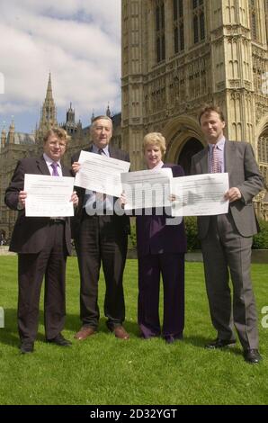 (De gauche à droite) Richard Younger-Ross, député de Teignbridge, à Devon, Lord Livsey de Talgarth, Angela Browning, députée de Tiverton et Honiton, et Andrew George, député de St Ives, * .. Montrent leur soutien à la poursuite des cours ruraux et agricoles au Collège Seale Hayne à Devon. Les quatre se sont réunis sur Abingdon Green à Westminster, dans le centre de Londres, et ont déclaré qu'ils travaillaient avec les communautés locales de Devon et de Cornwall pour essayer d'empêcher la fermeture du collège. Banque D'Images