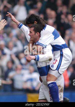 Les Rangers du Queens Park Kevin McLeod (bras levé) célèbre avec Gino Padula après avoir obtenu son deuxième but contre Luton Town lors de leur match de division 2 à l'échelle nationale au terrain de Loftus Road de QPR à Londres. CETTE IMAGE NE PEUT ÊTRE UTILISÉE QUE DANS LE CONTEXTE D'UNE FONCTION ÉDITORIALE. PAS D'UTILISATION DU SITE WEB DU CLUB OFFICIEUX. Banque D'Images