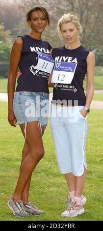 Le mannequin Laura Bailey (à droite) et l'actrice Judi Shekoni, lors d'une séance photo, lancent la course pour la vie de cancer Research UK dans Regent's Park, dans le centre de Londres. *..le but est d'encourager 300,000 femmes à participer à 130 courses dans tout le pays entre mai et juillet 2003 pour recueillir des fonds pour la charité. Banque D'Images