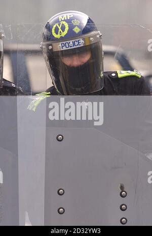 Sir John Stevens, le commissaire de la police métropolitaine, tient un bouclier anti-émeute lors d'une visite du nouveau centre de formation à la fine pointe des armes à feu et à l'ordre public de la force, qui a ouvert. Le centre, à Gravesend, Kent, *..a quelques-unes des installations les plus avancées du genre dans le monde, et comprend des aires de tir intérieur et extérieur, des rues fictives, des maisons, des pubs et des boîtes de nuit pour former les policiers de Londres. Banque D'Images