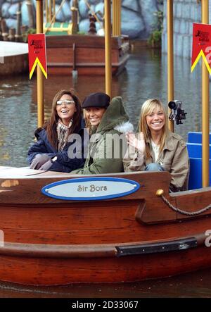 Le groupe de jeunes filles Atomic Kitten, de gauche à droite ; Natasha Hamilton, Jenny Frost et Liz McClarnon, sont les premiers à découvrir le nouveau bateau familial de 2.5 millions Excalibur - une Tale du dragon au parc du manoir de Drayton, dans le Staffordshire. Banque D'Images