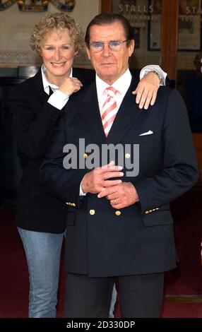 Les acteurs Roger Moore et Glenn se ferment lors d'une séance photo au Royal Albert Hall, dans le centre de Londres. La paire accueille cette nuit de l'année une voix de 1000, qui célèbre la contribution de Sir Trevor Nunn au théâtre musical. *..la nuit est à l'aide de la charité des enfants du Club de variété et aura lieu au Royal Albert Hall le dimanche 4 mai. Banque D'Images