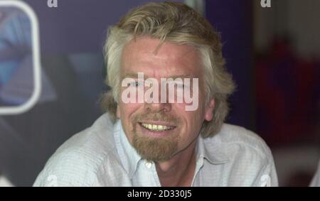 Sir Richard Branson lors d'une conférence de presse à l'aéroport de Gatwick.Virgin Atlantic a annoncé qu'elle s'attendait à réaliser 10 millions de bénéfices au cours de l'exercice financier, ce qui a fait tourner les fortunes de la compagnie aérienne malgré le 11 septembre, le SRAS et la guerre en Irak.* bien que le chiffre d'affaires ait diminué, la compagnie aérienne de Sir Richard Branson prévoit être 10 millions dans le noir avant impôts pour l'année se terminant le 2003 avril - un bond par rapport à une perte de 92 millions l'année dernière.Les chiffres, sous réserve d'un audit final, montrent un chiffre d'affaires du marché en baisse à 1.4 milliards, contre 1.5 milliards à la même période l'an dernier.Sir Richard répète également Banque D'Images