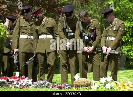 Les collègues paient leurs respects en regardant les fleurs après le service du sergent d'état-major Simon Cullingworth, 36 ans, de Wimbish, Essex, le service funéraire a eu lieu à l'église All Saints, Wimbish.* plus de 250 personnes ont assisté au service.Parmi les personnes qui se sont rendu, il y avait des parents, des amis et des collègues de l'armée.son cercueil, drapé dans le drapeau de l'Union, a été reçu par un garde d'honneur lorsqu'il est arrivé à l'église à midi.Le sergent d'état-major Cullingworth était membre du 33 Engineer Regiment, qui est basé à Wimbish.Lui et un autre agent d'élimination des bombes, Sapper Luke Allsopp, 24 ans, de Dagenham, est de Londres,Est manquant le Ma Banque D'Images