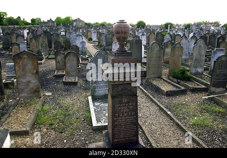 Le cimetière juif de Plashet, Upton Park, est de Londres. Plus de 380 tombes ont été profanées dans un cimetière juif dans ce que la police a qualifié d'attaque à motivation raciale. Des officiers ont été appelés au cimetière de Plashet, à East Ham, à Londres. * ils ont découvert 386 tombes qui semblaient avoir été poussées et endommagées. Un porte-parole de la police a déclaré: Il n'y avait aucune preuve de perturbation sur les tombes elles-mêmes et il n'y avait aucune preuve de graffitis daubed. Banque D'Images