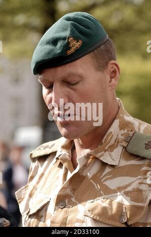 Le commandant de bord, le colonel Simon Wolsey, rend hommage à ceux qui ont perdu la vie dans le conflit irakien, alors qu'environ 250 Commandos sont arrivés chez eux pour un accueil émotif, après des semaines de combats acharnés en Irak.Les troupes du 29 Commando Regiment Royal Artillery, *..qui ont volé dans la RAF Brize Norton dans les premières heures, ont été accueillies par leurs familles à la caserne de la Citadelle sur Plymouth Hoe, Devon, avec des bannières, drapeaux syndicaux, ballons et cornes d'air.Mais la joie de leur retour a été tempérée par la mémoire de la perte de trois de leurs collègues dans un accident d'hélicoptère dans les premiers jours du conflit. Banque D'Images