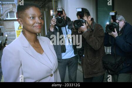 La baronne Amos, secrétaire d'État au développement international, arrive à son bureau de Londres. Avec sa nomination au poste de secrétaire au développement international, la baronne Amos est devenue la première femme noire à occuper un poste au sein d'un cabinet britannique. * sa promotion a été une autre première pour le Premier ministre Tony Blair, qui a nommé le premier ministre noir de Grande-Bretagne quand il a fait Paul Boateng Secrétaire en chef au Trésor en mai de l'année dernière. Banque D'Images