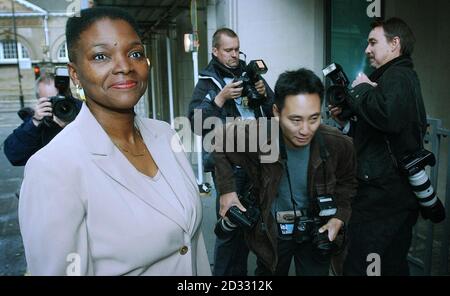 La baronne Amos, secrétaire d'État au développement international, arrive à son bureau de Londres. Avec sa nomination au poste de secrétaire au développement international, la baronne Amos est devenue la première femme noire à occuper un poste au sein d'un cabinet britannique. * sa promotion a été une autre première pour le Premier ministre Tony Blair, qui a nommé le premier ministre noir de Grande-Bretagne quand il a fait Paul Boateng Secrétaire en chef au Trésor en mai de l'année dernière. Banque D'Images