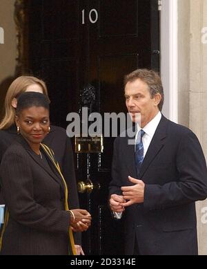 La nouvelle secrétaire d'État britannique au développement international, la baronne Amos (à gauche), avec le premier ministre Tony Blair sur les marches du 10 Downing Street. Banque D'Images