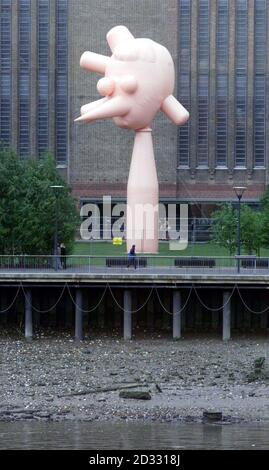 Une nouvelle œuvre d'art de McCarthy, basée en Californie, intitulée Daddies Bighead devant la galerie Tate Modern de Londres, où elle doit être officiellement dévoilée. Banque D'Images
