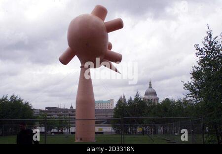 Une nouvelle œuvre d'art de McCarthy, basée en Californie, intitulée Daddies Bighead devant la galerie Tate Modern de Londres, où elle doit être officiellement dévoilée. Banque D'Images