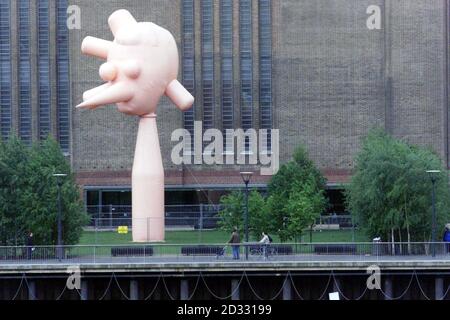 Une nouvelle œuvre d'art de McCarthy, basée en Californie, intitulée Daddies Bighead devant la galerie Tate Modern de Londres, où elle doit être officiellement dévoilée. Banque D'Images