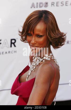 Model Iman arrivée au restaurant le Moulin de Mougins, Cannes, France, pour l'événement « Cinéma contre le SIDA Cannes 2003 » de l'amfAR (Fondation américaine pour la recherche sur le SIDA). * elle porte un rare orange rose émérald coupé 5 et un demi anneau de carat valant $1,900,000 et un collier de couture de fleurs sauvages qui est l'or blanc avec 5000 diamants à 56 carats valant $200,000. Banque D'Images