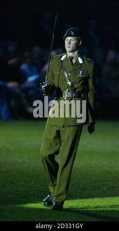 Le prince Harry, le plus jeune fils du prince de Galles et petit-fils de la reine Elizabeth II de Grande-Bretagne, a pris en charge un défilé de 48 cadets militaires à Eton, ce qui a alimenté les spéculations selon lesquelles il pourrait opter pour une carrière militaire. Harry, 18 ans, a été nommé commandant de la cérémonie de la couleur de la Force des cadets combinée d'Eton.le Prince de Galles était parmi ceux qui regardaient son fils plus jeune à la tête de la marche de la garde d'honneur sur College Field avec leurs couleurs au tatouage annuel, Tenue depuis la fondation du corps en 1860. Banque D'Images