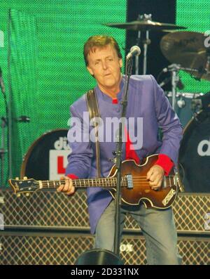 Sir Paul McCartney a donné son concert dans une arène spécialement construite à Kings Dock, à Liverpool. Des milliers de fans de McCartney sont descendus aujourd'hui à Liverpool pour le concert final de l'ex-tournée mondiale des Beatles. * environ 30,000 fans sont arrivés à Kings Dock, près du centre-ville, pour regarder le concert, que Sir Paul a surnommé sa maison-venant. Les portes ouvraient à 17h30, mais des centaines de fans se sont mis en file d'attente pendant des heures à l'avance pour sécuriser les places debout à l'avant de l'arène en plein air spécialement construite. Banque D'Images