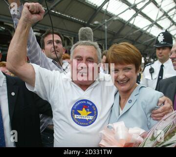 La secrétaire à la Culture, Tessa Jowell, est accueillie par un membre du public lorsqu'elle arrive à la gare de Lime Street à Liverpool pour confirmer que la ville a remporté la course pour devenir la ville européenne de la Culture en 2008. Banque D'Images