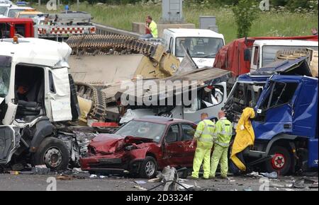 La scène sur la M1 où quatre personnes ont été tuées, dans une énorme pile d'autoroute dans Leicestershire. On croit que la collision a impliqué un transporteur de véhicules et un certain nombre de voitures. * trois Scimitars de l'Armée - véhicules de reconnaissance légèrement blindés - qui venaient juste de rentrer du Golfe, ont été impliqués dans l'accident. Ils étaient emmenés de Marchwood, dans le Hampshire, à la base de l Armée de terre de Catterick, dans le North Yorkshire. On ne savait pas encore à quel régiment ils appartenaient ou si le personnel du ministère de la Défense était impliqué dans l'accident. Banque D'Images