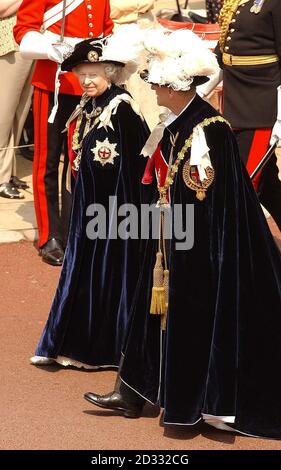 La reine Elizabeth II et le duc d'Édimbourg, en Grande-Bretagne, mènent le chemin du château de Windsor à la chapelle Saint-Georges, pour la cérémonie annuelle de la procession Garter. *..le Garter est le plus grand honneur de Grande-Bretagne accordé par la Reine aux hommes et aux femmes pour la réalisation et le service exceptionnels à la nation. Pour les fans de pompe et de cérémonie, la splendeur de la journée du Garter au château de Windsor est difficile à battre. Banque D'Images