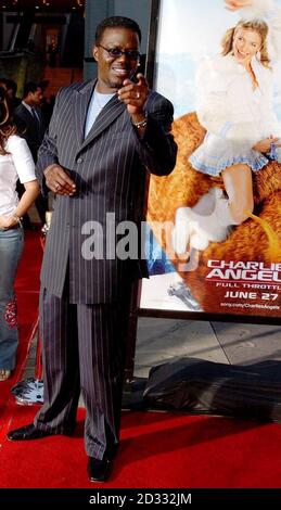 L'acteur Bernie Mac arrive pour la première de Charlie's Angels 2: Full Throttle au Grauman's Chinese Theatre, à Hollywood, Los Angeles. Banque D'Images