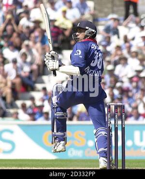 Le Marcus Trescothick d'Angleterre en action contre le Pakistan lors du deuxième match du défi NatWest à l'AMP Oval. L'Angleterre a battu le Pakistan par 7 lickets. Banque D'Images