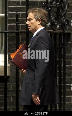 Le Premier ministre britannique Tony Blair quitte Downing Street. M. Blair, qui doit faire face aujourd'hui à l'heure des questions parlementaires, devrait défendre la politique du gouvernement en Irak, * ... tandis que son directeur des communications, Alistair Campbell, comparaîtra devant une commission mixte de la Chambre des communes sur le sujet. Banque D'Images