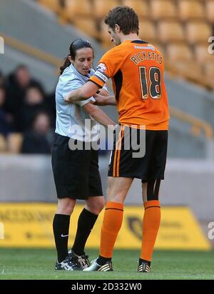 Arbitre Amy Fearn obtient l'aide de Wolverhampton Wanderers Sam Ricketts comme elle termine le jeu après avoir commencé le match en exécutant la ligne en tant qu'assistant, mais a ensuite remplacé l'arbitre original Gary Sutton après la 88e minute pendant le match Sky Bet League One au Molineux, Wolverhampton. Banque D'Images