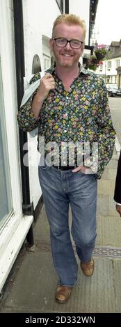 Le producteur de télévision Chris Evans, qui revient dans son comté de Surrey par les transports en commun, a pris le train de Waterloo à la gare de Godalming. * Evans a été marqué une «prima donna» par un juge de la haute Cour comme il a perdu son action de dommages-intérêts de plusieurs millions de livres contre la station de radio où il était autrefois le propriétaire et la star. Banque D'Images