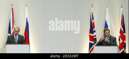 Le Premier ministre Tony Blair (à droite) avec le président russe Vladimir Poutine lors d'une conférence de presse au Bureau des affaires étrangères et du Commonwealth de Londres.* les divisions mondiales sur l'Irak sont prêtes à être guéries, a déclaré M. Blair lorsqu'il a présenté un spectacle d'unité avec le président russe Vladimir Poutine.M. Poutine, qui s'est opposé à la guerre, a publiquement moqué le Premier ministre lors d'une récente visite en Russie pour l'échec de la coalition à trouver des armes de destruction massive.Mais les deux ont présenté leurs différences aujourd'hui lors d'une conférence de presse commune pour marquer la visite du dirigeant russe en Grande-Bretagne. Banque D'Images