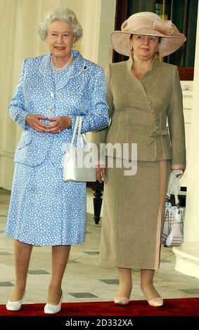 La reine Elizabeth II de Grande-Bretagne avec Mme Poutine comme président russe et sa femme quittent Buckingham Palace à la fin de la visite d'État au Royaume-Uni. Banque D'Images