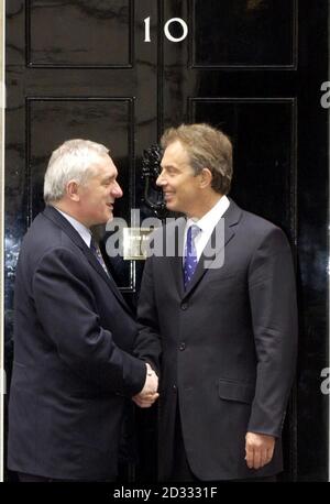 Le Premier ministre irlandais Bertie Ahern est accueilli par le Premier ministre Tony Blair à l'extérieur du 10 Downing Street. Les deux premiers ministres ont eu des entretiens sur une série de questions, y compris les réformes des droits de l'homme et de la justice pénale, * .. Dans une tentative d'injecter un nouvel élan dans le processus de paix troublé de l'Irlande du Nord. Banque D'Images