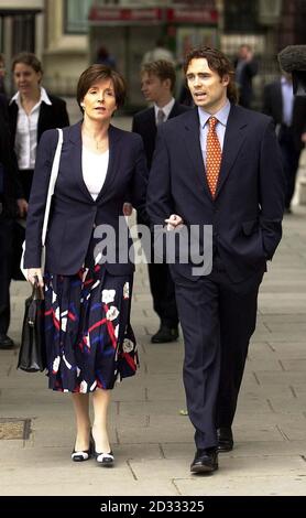 Lady Archer arrive avec son fils James, à la High court du centre de Londres, pour entendre le résultat de son procès contre l'ancienne assistante personnelle Jane Williams, son employée de confiance depuis 13 ans jusqu'à son congédiement en novembre 2001. * Lady Archer allègue que Mme Williams, âgée de 49 ans, a été la source indirecte d'une histoire de Sunday Mirror de février 2002 au sujet de son lifting et de son amitié avec le professeur Stephen Feldberg. Banque D'Images