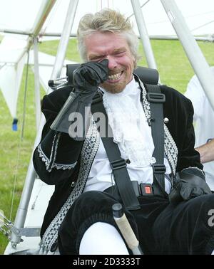 Sir Richard Branson après avoir volé une réplique du planeur monoplan de Cayley à l'occasion du 150e anniversaire du premier combat avec pilote, à Brompton Dale, près de Scarborough. Banque D'Images