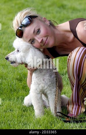 La socialite Tamara Beckwith son chien, 'Baltharzar', lors de la Journée des chiens Macmillan pour le soulagement du cancer Macmillan, qui s'est tenue sur le terrain de l'hôpital royal de Chelsea à Londres. Banque D'Images