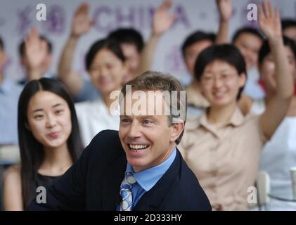 Le Premier ministre britannique Tony Blair pose des questions à des étudiants de l'Université Tsinghua à Beijing, où il a tenu une session de questions-réponses. Le premier ministre effectue une visite d'une semaine dans l'extrême-Orient en visite au Japon, en Corée du Sud, en Chine et à Hong Kong. Banque D'Images