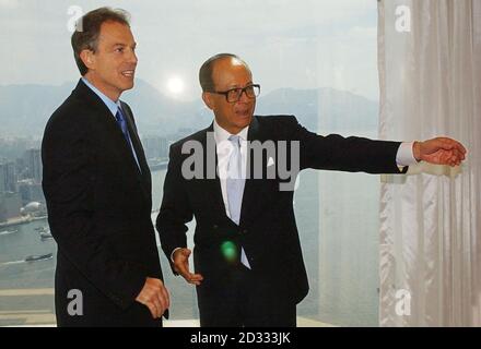 Le Premier ministre britannique Tony Blair avec le principal homme d'affaires de Hong Kong, le Dr Li Ka-Shing.Blair rentait de Hong Kong, coupant court-circulant une visite en extrême-Orient pour éviter d'être coincé par un typhon, en agissant sur les conseils du capitaine de son Boeing 777 affrété par British Airways.* Blair a annulé un programme d'événements prévu pour ce soir et demain et s'est dirigé vers Heathrow à la place. Banque D'Images