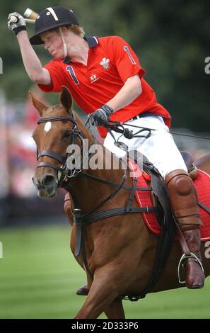 Le Prince Harry participe à la coupe du Jubilé d'or au Windsor Great Park, dans le Berkshire, où son équipe a battu Hurlingham. Banque D'Images