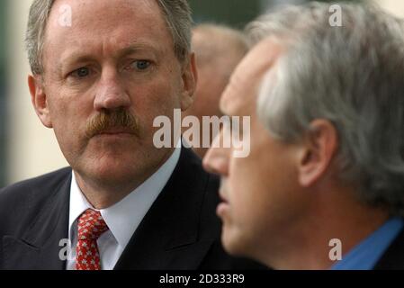 Rod Eddington, directeur général de British Airways (à gauche) écoute Kevin Curran, patron du syndicat GMB, s'adresse aux médias à l'extérieur du siège social de British Airways, près de l'aéroport Heathrow de Londres. *..UN plan de paix visant à sortir de l'impasse sur le litige de carte de balayage de British Airways a été présenté aujourd'hui par les dirigeants syndicaux. Le déménagement fait suite à des réunions le week-end entre des représentants syndicaux et des délégués syndicaux à l'aéroport d'Heathrow, où un déplacement non officiel du personnel d'enregistrement a causé un chaos dans les voyages la semaine dernière. Banque D'Images