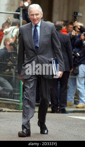 Lord Hutton arrive aux cours royales de justice, dans le centre de Londres. Pour la séance préliminaire de l'enquête Hutton. Le mandat de Lord Hutton pour l'enquête se limite aux circonstances entourant le décès du Dr Kelly. * le scientifique gouvernemental de 59 ans a saigné à mort après avoir étriqué son poignet gauche sur un champ à quelques kilomètres de sa maison de campagne. Il s'est suicidé un peu plus d'une semaine après avoir été nommé comme le gouvernement molé derrière un rapport de la BBC selon lequel Downing Street a sexté son dossier sur les armes interdites en Irak pour renforcer l'argument en faveur de la guerre, une allégatio Banque D'Images