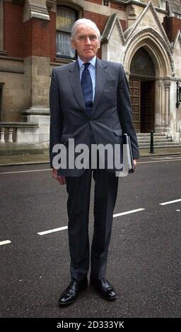 Lord Hutton arrive aux cours royales de justice, dans le centre de Londres. Pour la séance préliminaire de l'enquête Hutton. Le mandat de Lord Hutton pour l'enquête se limite aux circonstances entourant le décès du Dr Kelly. * le scientifique gouvernemental de 59 ans a saigné à mort après avoir étriqué son poignet gauche sur un champ à quelques kilomètres de sa maison de campagne. Il s'est suicidé un peu plus d'une semaine après avoir été nommé comme le gouvernement molé derrière un rapport de la BBC selon lequel Downing Street a sexté son dossier sur les armes interdites en Irak pour renforcer l'argument en faveur de la guerre, une allégatio Banque D'Images