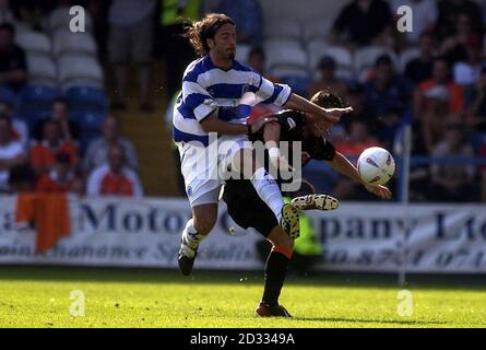 Gino Padula de QPR se rend dans Lee Richardson de Balckpool pendant la deuxième division nationale entre Queens Park Rangers et Blackpool, à Loftus Road, Londres. Banque D'Images