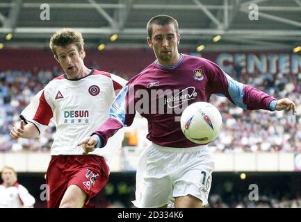 La nouvelle signature de West Ham United Kevin Horlock (à droite) protège le ballon de Michael Tonge de Sheffield United lors du match Nationwide Division One à Upton Park, Londres. CETTE IMAGE NE PEUT ÊTRE UTILISÉE QUE DANS LE CONTEXTE D'UNE FONCTION ÉDITORIALE. PAS D'UTILISATION DU SITE WEB DU CLUB OFFICIEUX. Banque D'Images