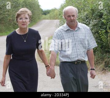 Sheila Cook, mère de la jeune fille disparue Genette Tate, avec son mari Bob sur la scène de la disparition de Genette il y a 25 ans à l'intérieur de Lane, Aylesbeare, Devon. Aujourd'hui marque le 25e anniversaire de la disparition de Genette, âgée de 13 ans, alors qu'elle a roulé un cycle sur un tour de papier. Le mystère de l'endroit où se trouve Genette est la plus longue enquête britannique sur les personnes disparues, avec une équipe de 20 policiers qui tentent encore de résoudre l'énigme. Mme Tate a déclaré avant l'anniversaire d'aujourd'hui: "Vous ne pouvez pas apprécier la durée d'une peine." Banque D'Images