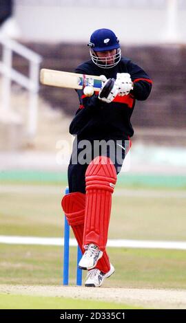 Michael Vaughan du Yorkshire en action contre Surrey lors de leur match de la division One de la Ligue nationale à Headlingley, Leeds. Banque D'Images