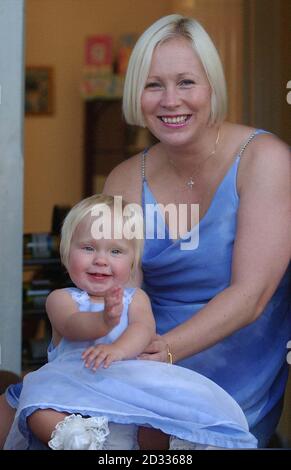 Kloe Osman, un an, avec sa mère Arlene Osman, 33 ans, chez elle à Pontypridd, au sud du pays de Galles.Arlene, assistante de pharmacie, a misé sur une mise de 5 pour que sa fille soit couronnée Miss monde au moment où elle atteint 21 ans.Arlene, de Pontypridd, au sud du pays de Galles, remportera 50,000 livres de William Hill bookmakers si le bébé à yeux bleus Kloe grandit pour être officiellement nommé comme la plus belle femme au monde. Banque D'Images