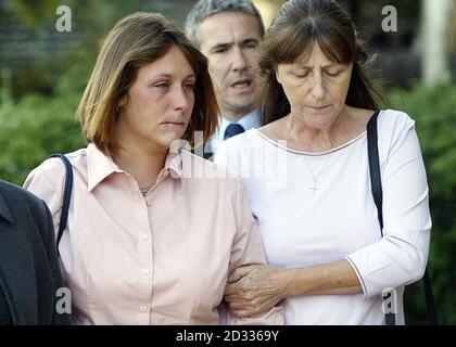 Samantha Tolley (C) (anciennement Young) flanquée d'un officier de la famille de la police, arrive au tribunal de Wrexham Coroners pour l'enquête sur la mort de son mari et de quatre enfants. Le fermier Keith Young, 38 ans, a conduit ses garçons Joshua, Seven, Thomas, six, Callum, cinq, et Daniel, trois vers un endroit de beauté près de Llangollen, au nord du pays de Galles, et les a gazés en faisant fonctionner une tondeuse à essence à l'arrière de la voiture familiale. Jeune, de Winsford, Cheshire, a été séparé de sa femme Samantha mais a vu les garçons en visite d'accès, l'enquête à Wrexham a entendu. Banque D'Images