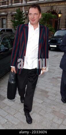 Le violoncelliste Julian Lloyd Webber arrive à la réception d'ouverture de Pre-Raphaelites et autres maîtres : la collection Andrew Lloyd Webber à la Royal Academy de Piccadilly à Londres. L'exposition révèle pour la première fois la profondeur et la richesse de la collection de tableaux et d'arts décoratifs de Lloyd Webber, principalement britanniques au XIXe siècle Banque D'Images